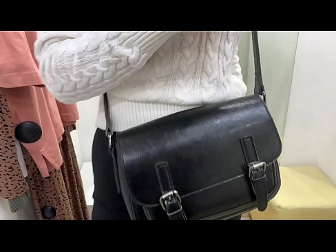 ❤️ فٹنگ روم میں ڈلڈو کے ساتھ نوجوان کتیا فیرل بیری کی عوامی مشت زنی ❤️  سیکس  ❌